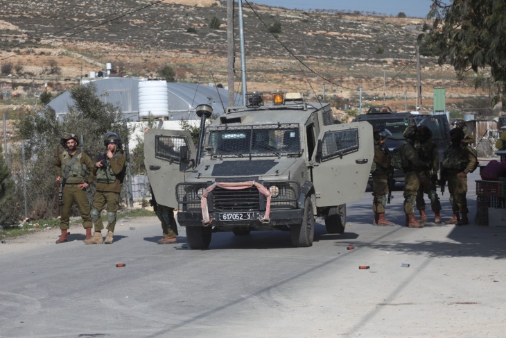 الاحتلال ينصب حاجزا عسكريا على مدخل بلدة دير بلوط