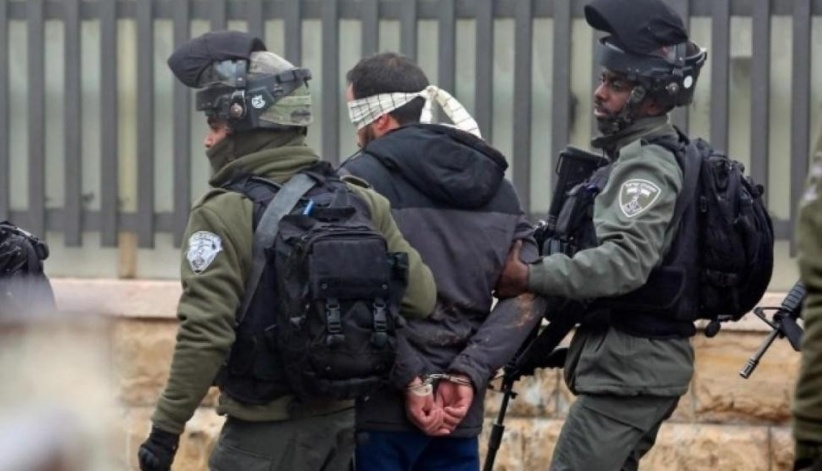 The occupation arrests a young man and detains another near Al-Zaeem checkpoint