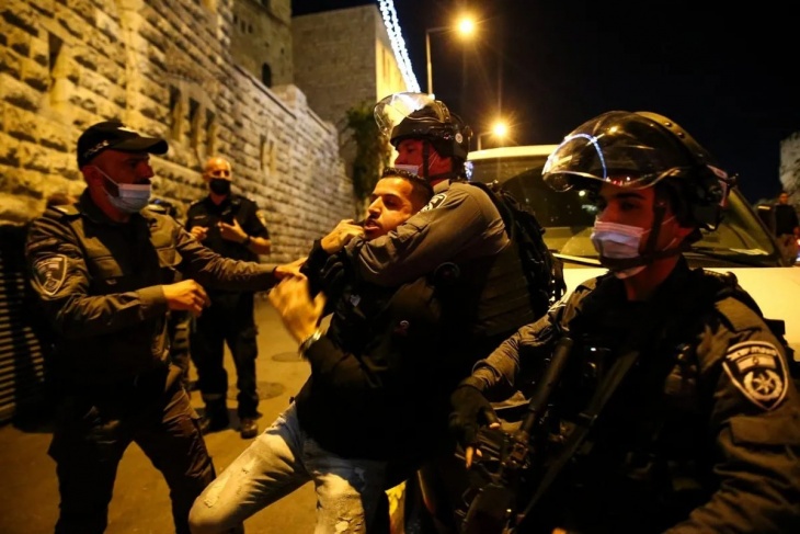 The occupation arrests Jerusalemite citizens