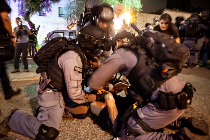 قوات الاحتلال تعتقل شابا في القدس المحتلة