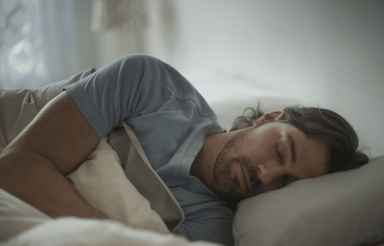 الكلام أثناء النوم.. لماذا يحدث وهل يعني وجود مشكلة صحية؟