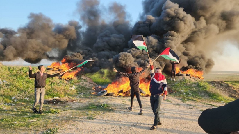 شبان يشعلون الاطارات قرب الحدود الشرقية لغزة 