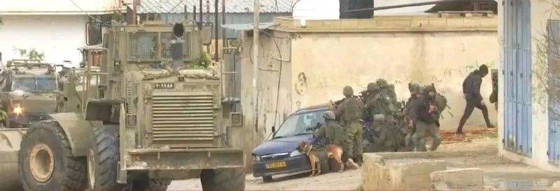 (فيديو) إصابات واعتقالات - الاحتلال يحاصر منزلا في مخيم عقب الجبر 