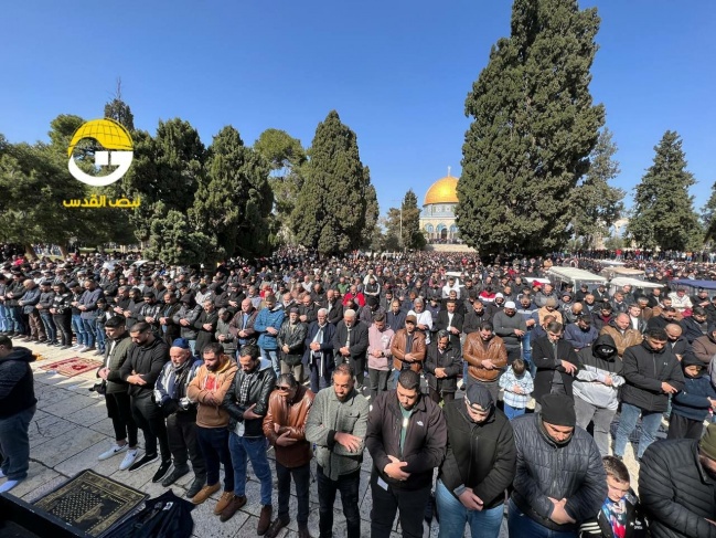 70 ألفا يؤدون الجمعة في الأقصى رغم إجراءات الاحتلال