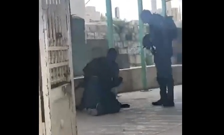 القدس.. الاحتلال يعتقل شابا بعد الاعتداء عليه
