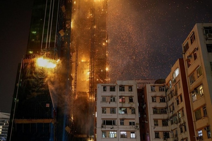 حريق هائل في ناطحة سحاب بهونج كونج (فيديو)