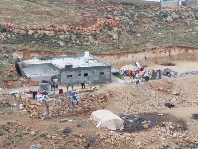 الاحتلال يخطر بإزالة خيام وبركسات ووقف بناء منزل في دوما 