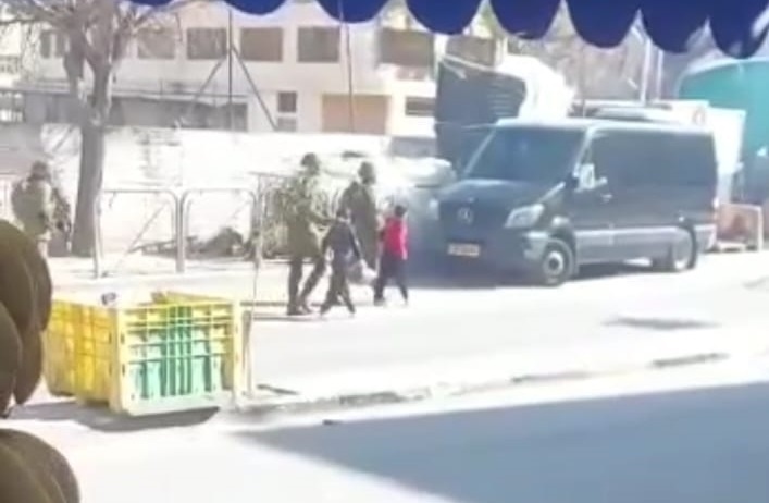 شاهد- الاحتلال يعتقل طفلين في المنطقة الجنوبية من الخليل