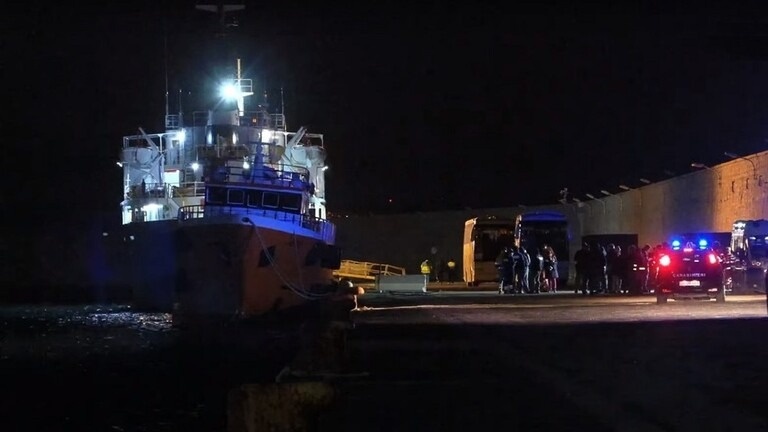 إنقاذ أكثر من 1300 مهاجر قبالة سواحل إيطاليا (فيديو)
