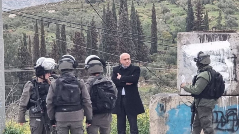 الاحتلال يحتحز محافظ جنين على حاجز عسكري قرب نابلس