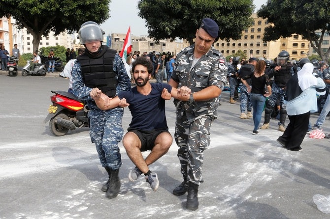 لبنان.. مظاهرات وقطع طرق احتجاجا على الأوضاع المعيشية
