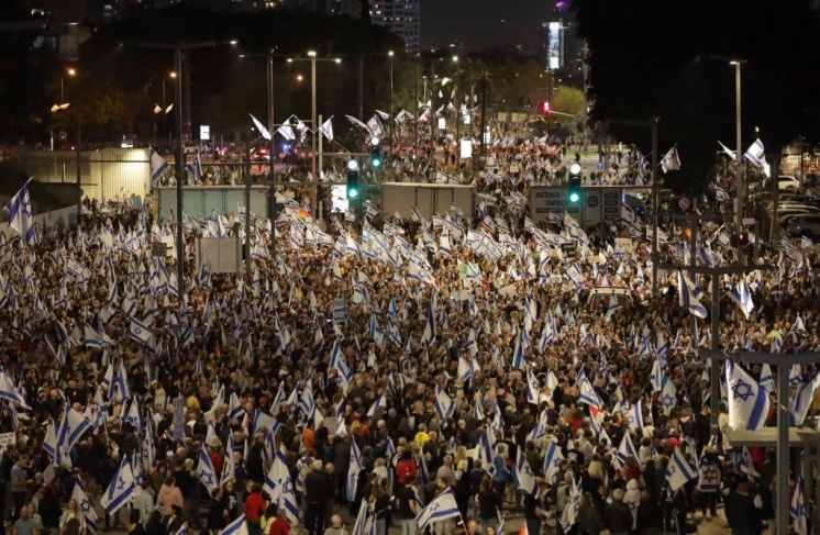 تصاعد الاحتجاجات في إسرائيل وغالانت يطالب بوقف التعديلات