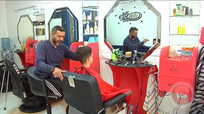 &quot;حلّاق&quot; على كرسي متحرك بغزة