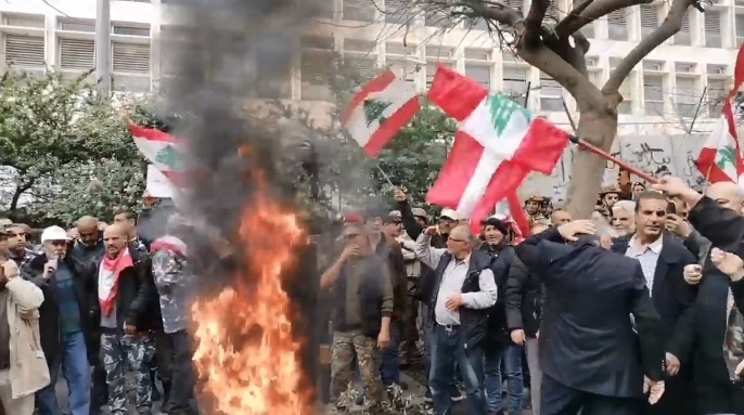 مظاهرات أمام مصرف لبنان احتجاجا على الأوضاع الاقتصادية