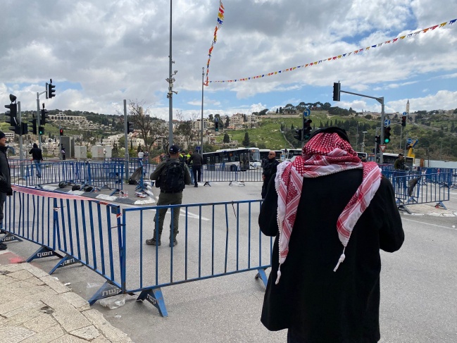 Dozens of settlers storm Al-Aqsa and continue their siege