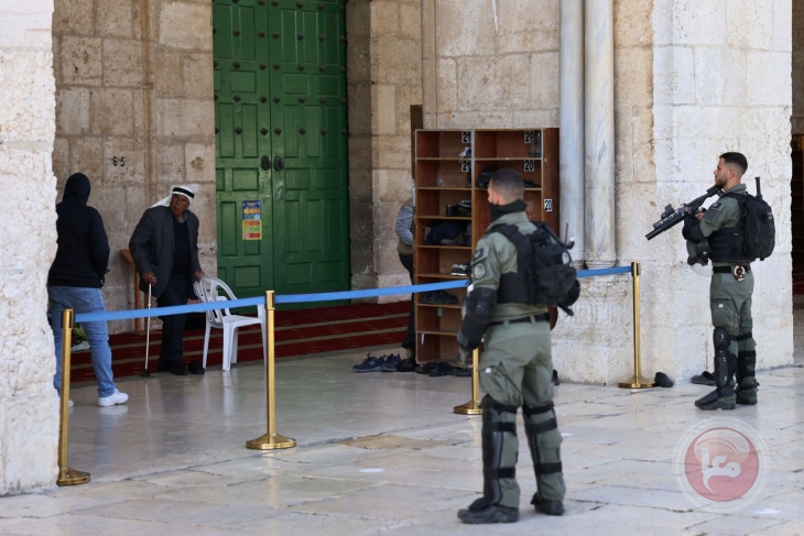 The occupation police close Al-Aqsa Mosque