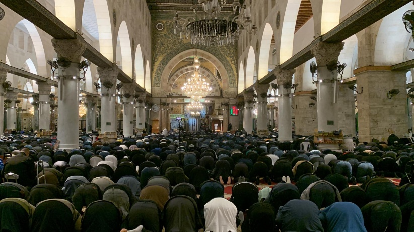 20 ألف مصلٍّ يؤدون العشاء والتراويح في الأقصى 