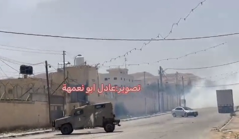  الاحتلال يطلق قنابل الغاز عند مدخل مخيم عقبة جبر