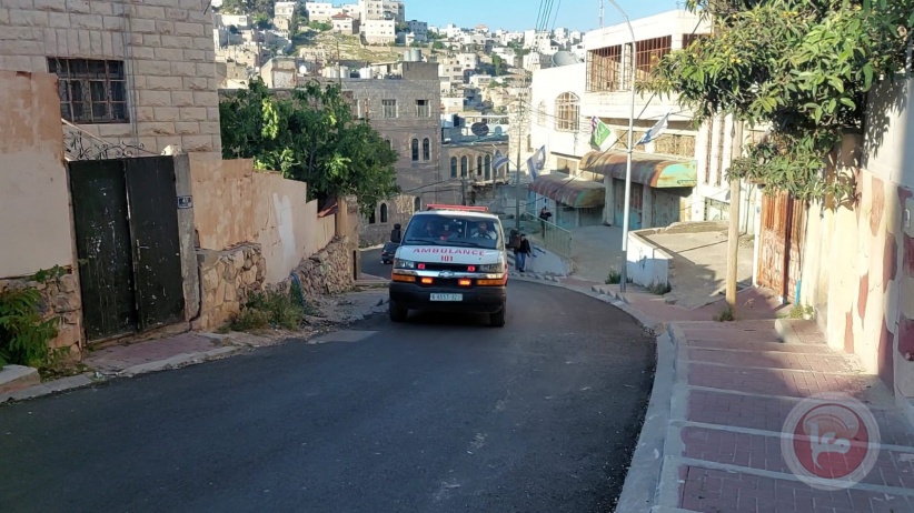 اصابة مواطنة بحالة اغماء في الخليل بعد القاء قنبلة صوت بجانبها