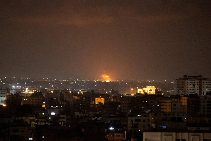 إسرائيل تكثف غاراتها على غزة وتبدأ بقصف المنازل