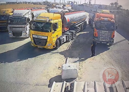 دخول شاحنات الوقود لغزة بعد اغلاق المعابر لخمسة ايام