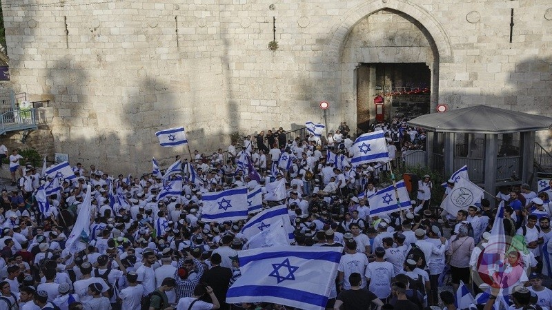آلاف المستوطنين يشاركون بـ&quot;مسيرة الأعلام&quot; في القدس 