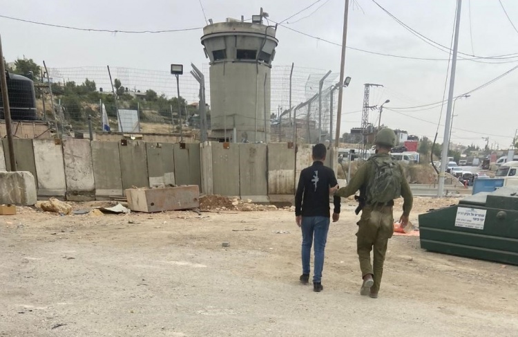 The occupation arrests 5 young men at the Beit Furik checkpoint, east of Nablus