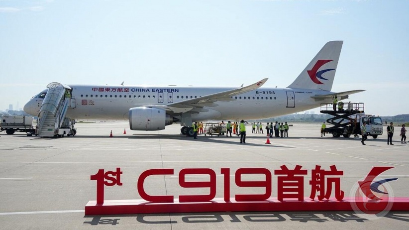 أول طائرة صينية محلية الصنع تصل مطار بكين بسلام في رحلتها التجارية الأولى