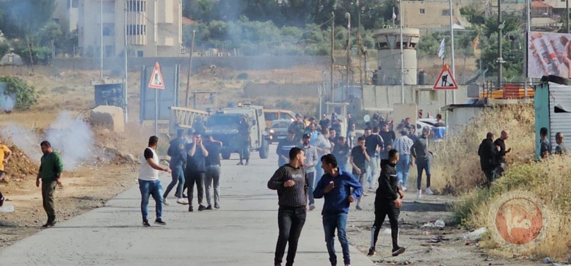 الاحتلال يقمع احتجاجا ضد وكالة الغوث بقنابل الغاز على مدخل مخيم الفوار