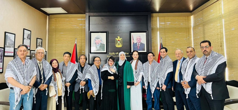 غنام تكرم وفد اتحاد كتاب فيتنام وتشيد بالعلاقات التاريخية التي تربط الثورتين الفلسطينية والفيتنامية