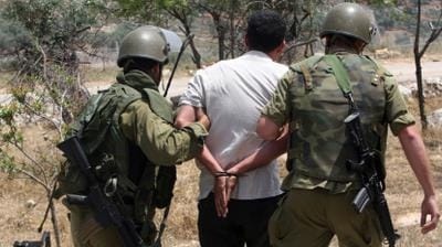The occupation arrests 4 citizens from the Abu Sneina family, south of Hebron