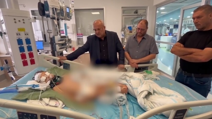 النائبان كسيف وطيبي يزوران الطفل التميمي المصاب برأسه برصاص الاحتلال