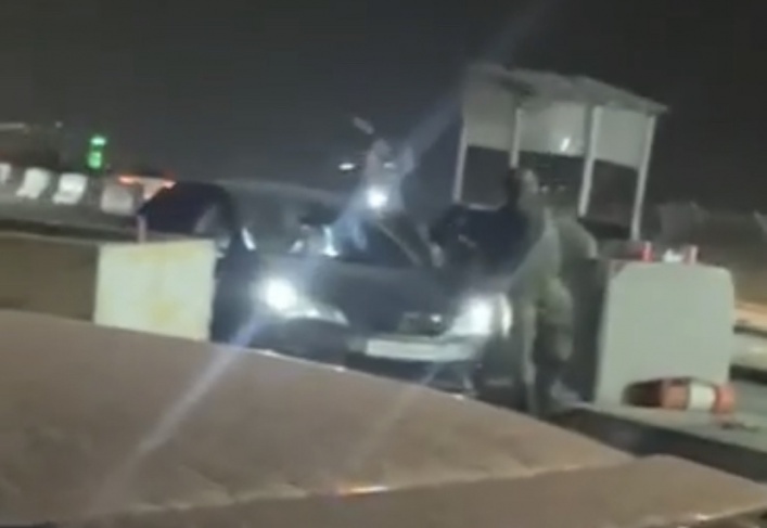 جنود الاحتلال يعتدون بالضرب المبرح على مواطن على حاجز حواره