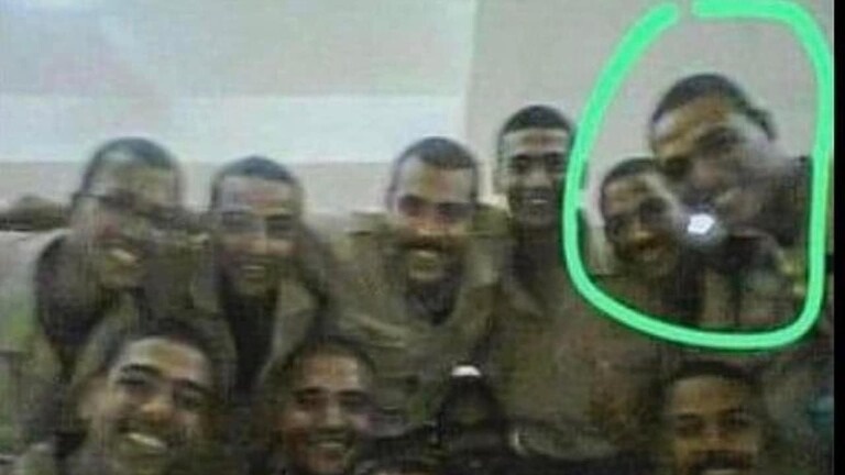 صورة للجندي المصري محمد صلاح مع سلاحه المستخدم في قتل 3 جنود إسرائيليين