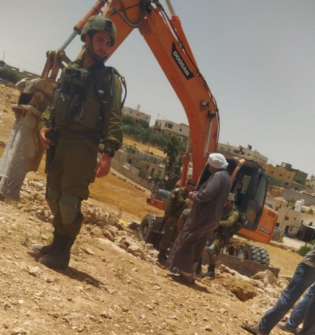 The occupation notifies the cessation of work and construction in a house, road and facilities south of Hebron