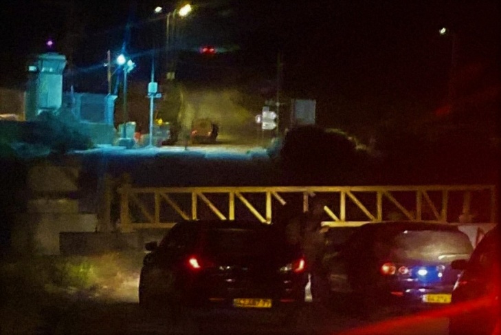 The occupation arrests a freed prisoner at the Shufa military checkpoint, southeast of Tulkarm