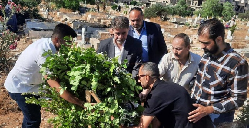 وضع أكليل من الزهور على أضرحة الشهداء في مخيم اليرموك