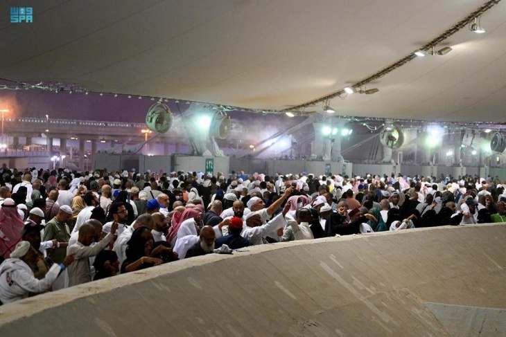 المتعجلون من الحجاج يبدأون رمي الجمرات ويتوجهون لطواف الوداع 