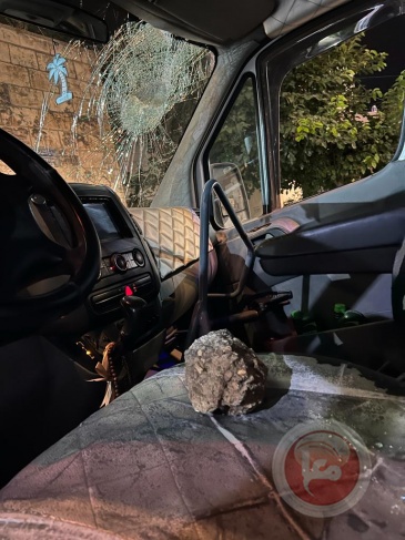 إصابة مواطنه بحجارة المستوطنين وتحطيم زجاج مركبه شرق سلفيت