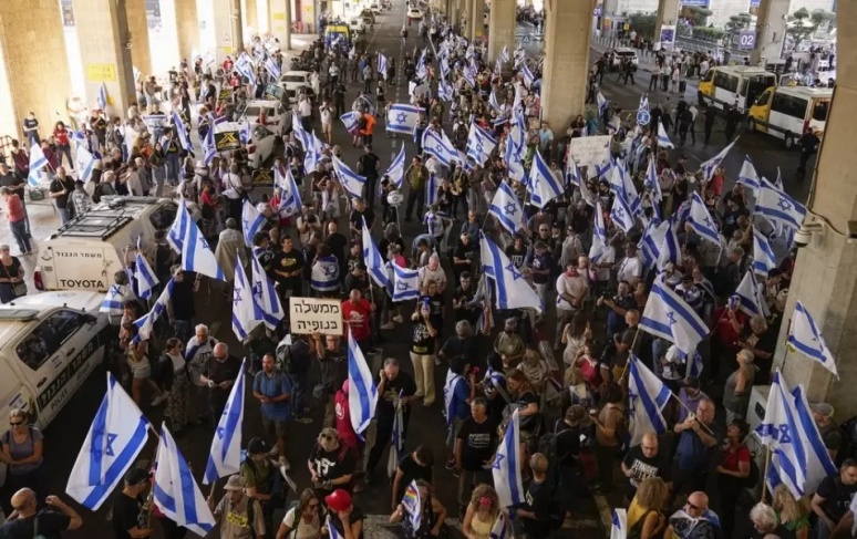Israeli police warn demonstrators to block the roads