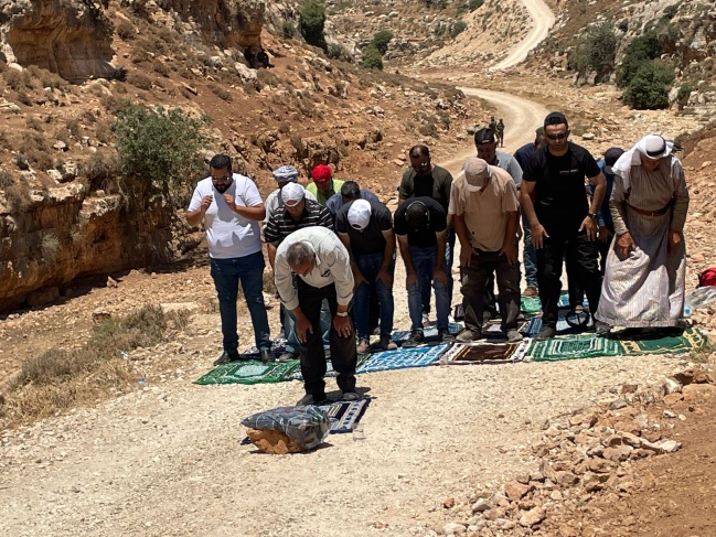Citizens performing Friday prayers on lands threatened to be seized, west of Salfit