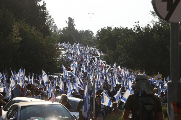 Hundreds of Israelis are demonstrating against the judicial amendments