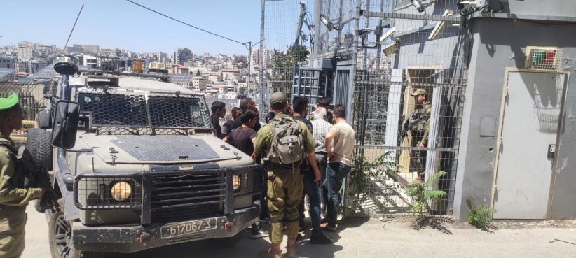 The occupation closes the Tel Rumeida checkpoint and prevents citizens from reaching their homes