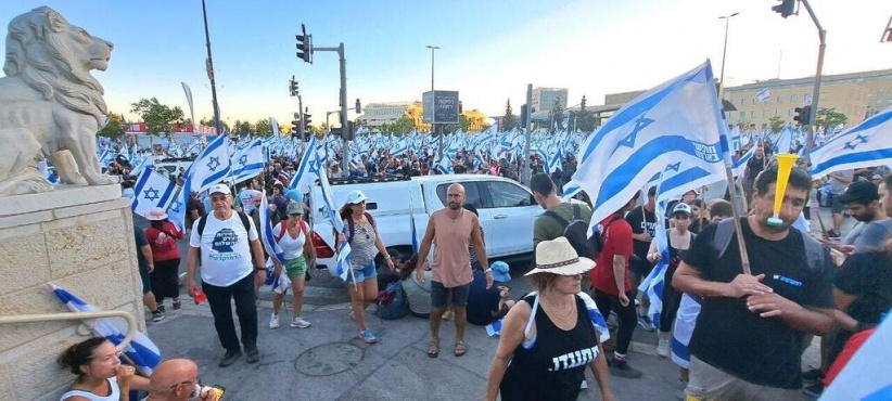 Tens of thousands of demonstrators arrive in Jerusalem in a protest march towards the Knesset