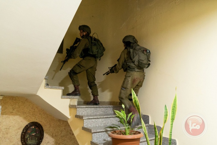 Al-Bireh: The occupation army raids a house in Jabal Al-Tawil