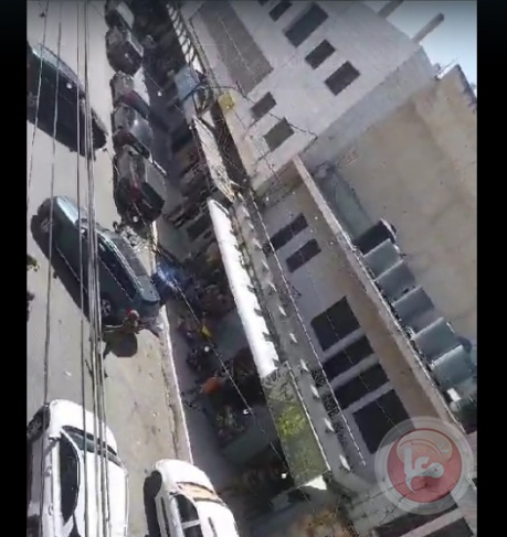 The occupation closes shops in the center of Hebron by force