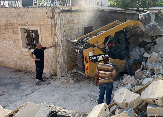 The occupation forces a Jerusalemite to demolish his house in Beit Hanina
