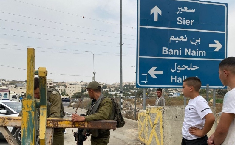 The occupation closes the entrance to Sa'ir - Beit Einoun, east of Hebron