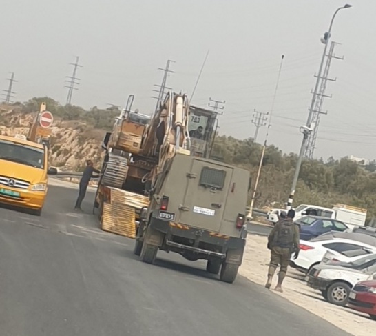 The occupation confiscates a bulldozer north of Salfit