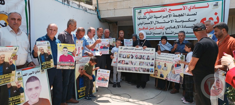 A stand in Hebron calling for the immediate release of the two prisoners, Walid Daqqa and Asif Al-Rifai